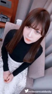 胖胖的女孩用卡通的声音水平呻吟--
